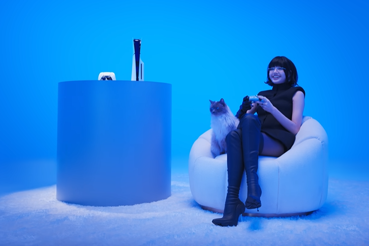 Ilustrasi Lisa sedang bermain PlayStation 5.