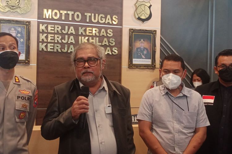 Ketua Komnas Perlindungan Anak Arist Merdeka Sirait saat konferensi pers di Mapolresta Malang Kota pada Selasa (25/1/2022).