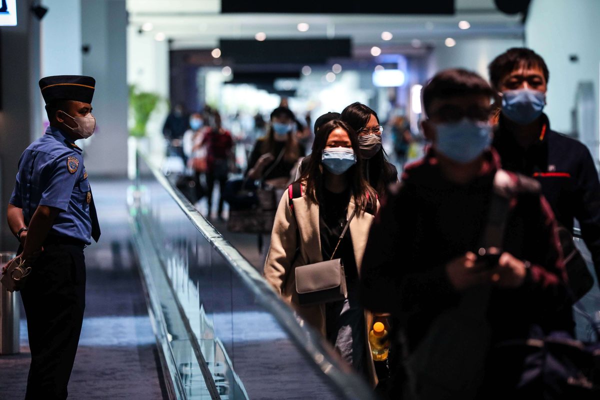 Petugas keamanan bandara berjaga saat wisatawan asal China baru mendarat di Terminal 3 Bandara Soekarno-Hatta, Selasa (28/1/2020). Saat ini ada sekitar 40.000 penumpang keberangkatan dan kedatangan internasional yang hilir mudik ke Bandara Soekarno-Hatta. Data terakhir mencatat wabah Corona sudah menjangkiti 4.500 orang dan menewaskan 106 orang di China.