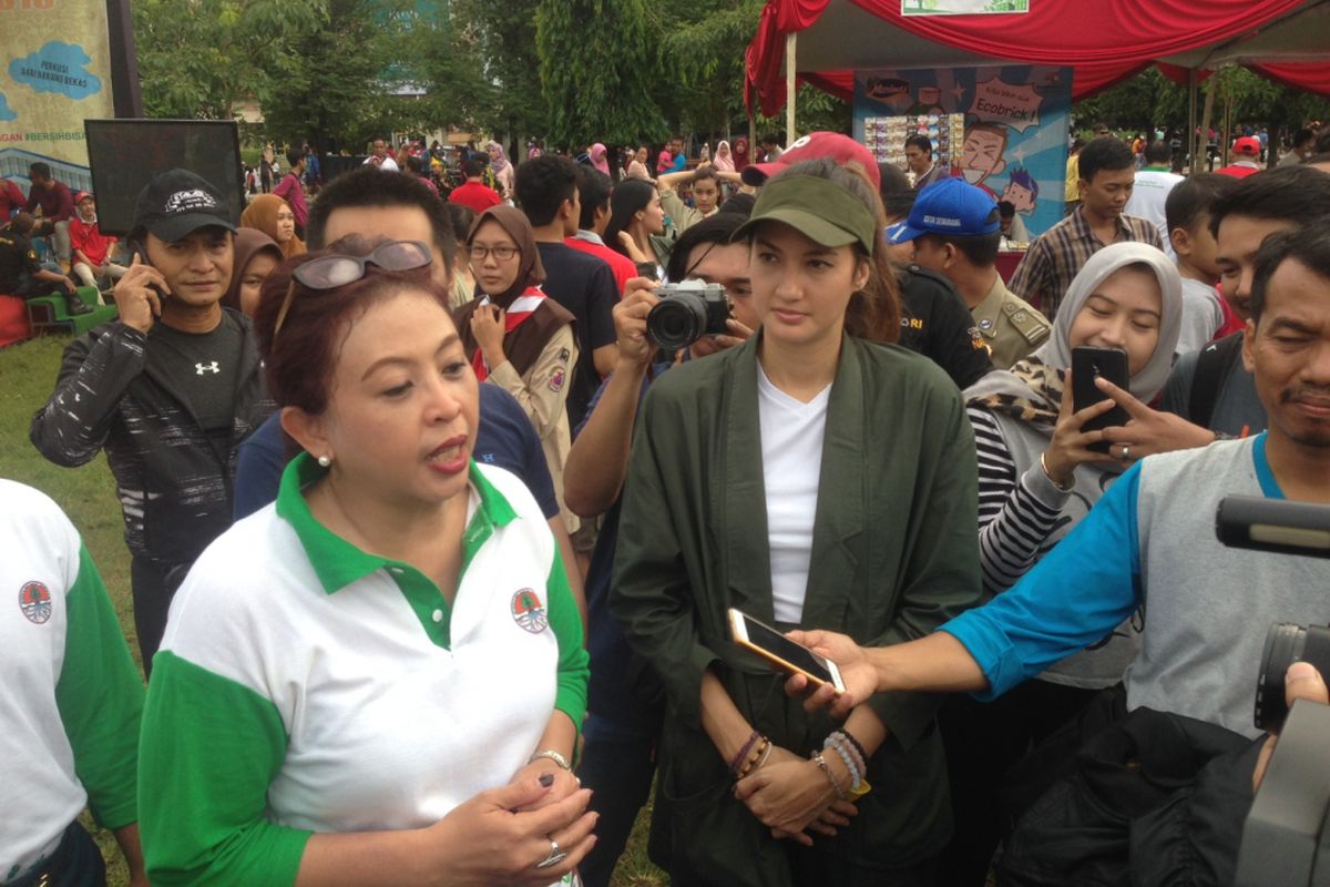 Nadine Chandrawinata bersama Direktur Jenderal Pengelolaan Sampah, Limbah dan Bahan Berbahaya Beracun Kementerian LHK Rosa Vivien Ratnawati di Simpang Lima Semarang, Minggu (25/2/2018)