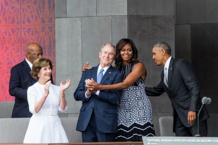 (Dari kiri ke kanan) Laura Bush, George W Bush, Michelle Obama, dan Barack Obama menghadiri upacara pembukaan Museum Nasional Sejarah dan Budaya Afrik- Amerika Smithsonian pada 24 September 2016 di Washington DC, Amerika Serikat. (AFP/Zach Gibson)
ZACH GIBSON / AFP