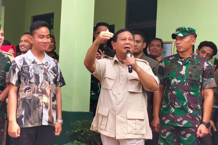 Wali Kota Solo Gibran Rakabuming Raka mengenakan kemeja bermotif pahlawan nasional saat mendampingi Menteri Pertahanan (Menhan) Prabowo Subianto di Solo.