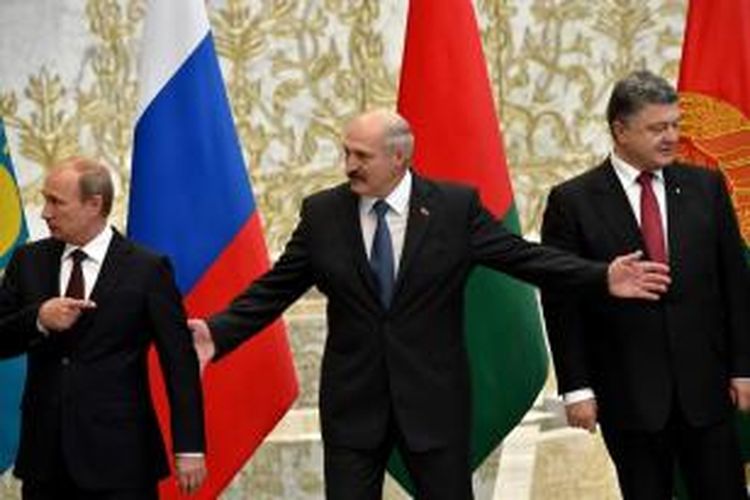 Presiden Belarusia Alexander Lukashenko (tengah) bersama Presiden Rusia Vladimir Putin dan Presiden Ukraina Petro Poroshenko dalam pertemuan di Minsk pada 26 Agustus 2014.