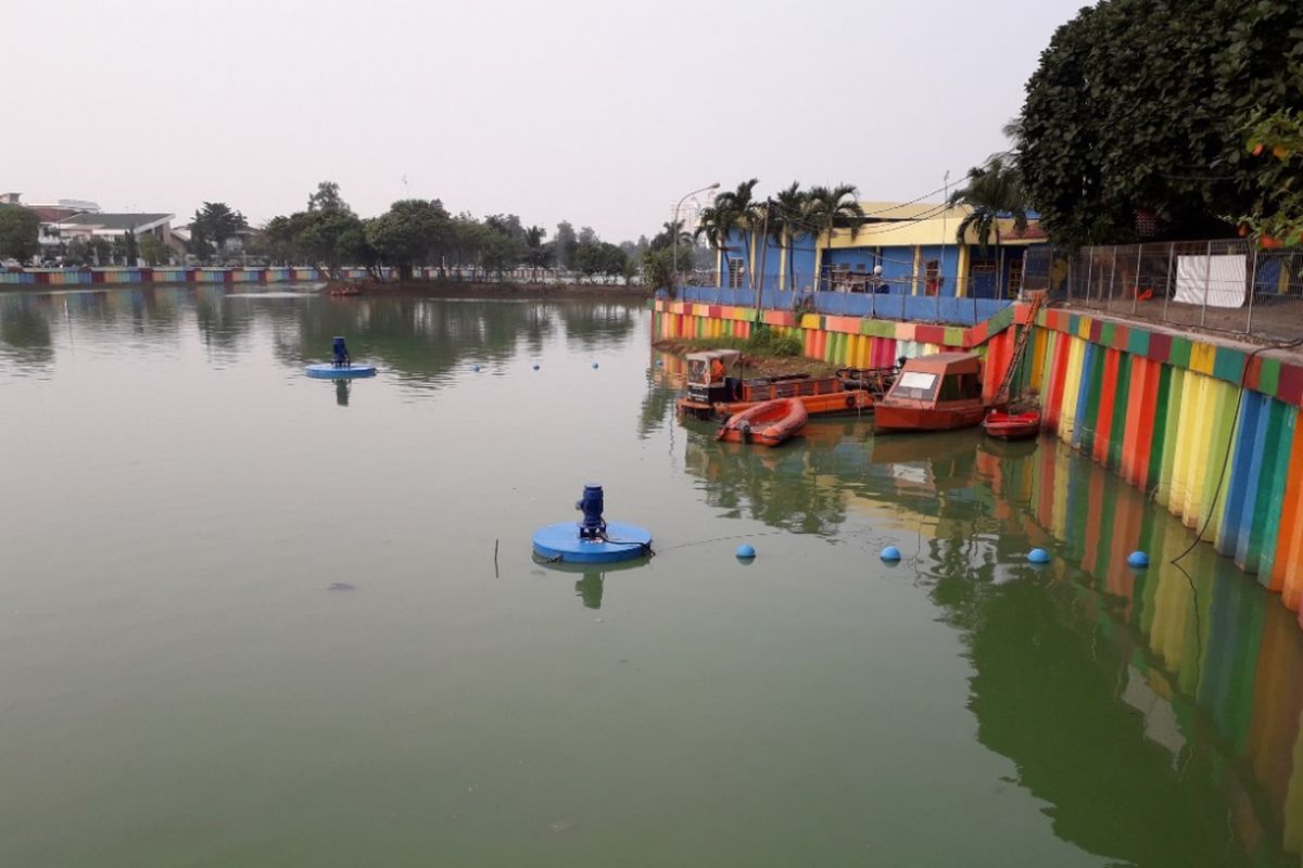 Mesin aerator yang dipasang di Waduk Sunter diharapkan dapat mengurangi bau tak sedap di Kali Item, Kamis (19/7/2018).