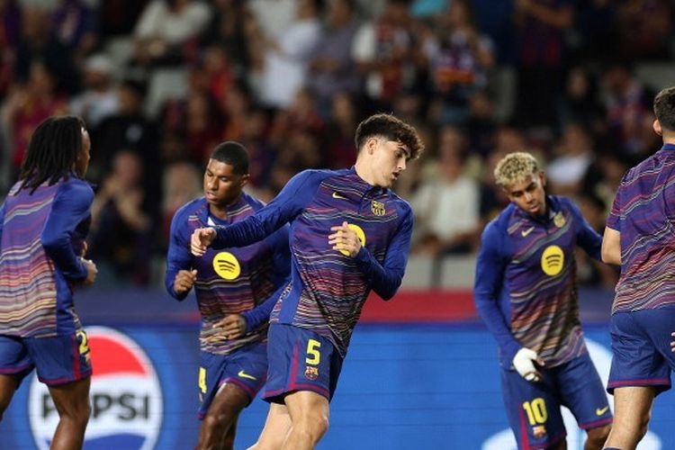 Bek Barcelona, Pau Cubarsi, dan penyerang Lamine Yamal beserta para pemain lain melakukan pemanasan jelang laga Liga Champions kontra PSG di Estadi Olimpic Lluis Companys pada 1 Oktober 2025.