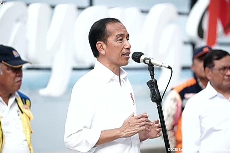 Presiden Joko Widodo memberikan keterangan usai meresmikan penataan kawasan Pantai Malalayang dan Bunaken di Sulawesi Utara pada Jumat (20/1/2023).