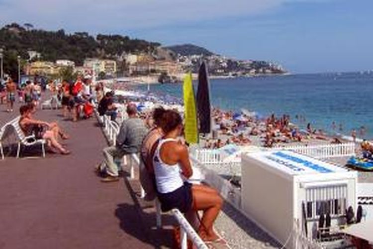 Promenade des Anglais. Para pejalan kaki bisa menikmati sisi lautan dan seberangnya adalah sisi Kota Nice.