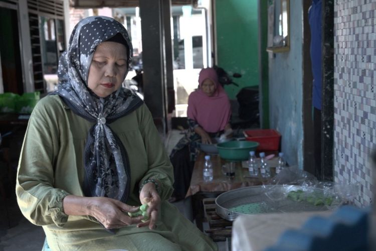 Berkat program Klasterku Hidupku BRI, pelaku UMKM klepon Desa Bulang, Kabupaten Sidoarjo, Jawa Timur, dapat mengembangkan usahanya menjadi semakin maju. 