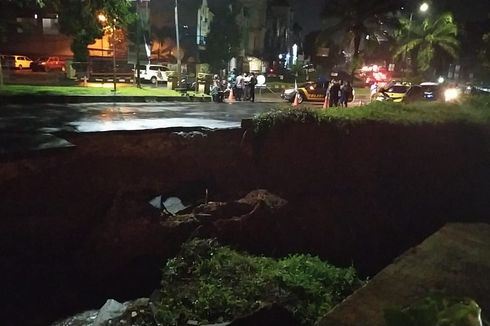 Jalan di Grand Depok City Ambles, Kedalaman Diperkirakan 3 Meter