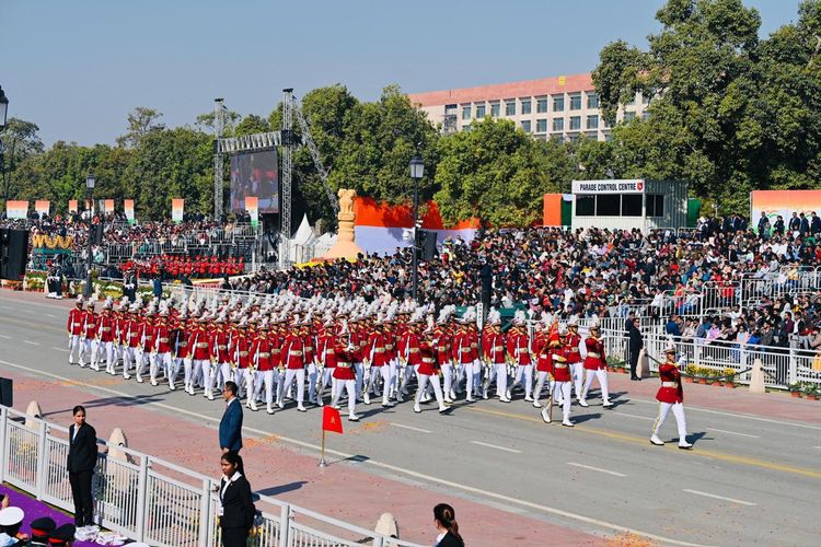 Kontingen barisan TNI dan marching band dari Akademi Militer (Akmil) Indonesia, Genderang Suling Canka Lokananta (GSCL), ikut memeriahkan parade Hari Republik ke-76 India di Kartavya Path, New Delhi, India, Minggu (26/1/2025).