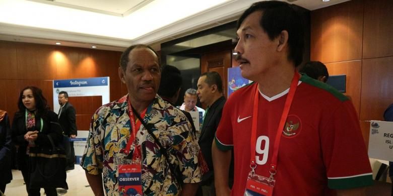 Rully Nere dan Ricky Yacobi tengah berbincang jelang Kongres PSSI di Hotel Aryaduta, Bandung, Sabtu (7/1/2017).