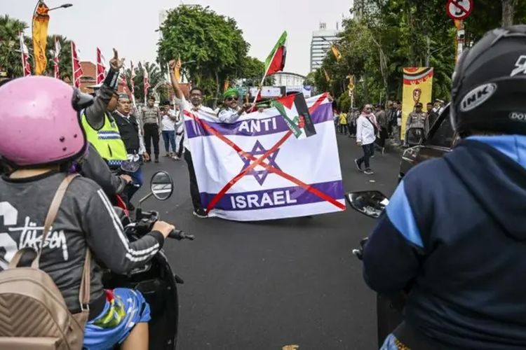 Demonstrasi boikot produk-produk yang dituduh terafiliasi dengan Israel berlangsung di Surabaya, November 2023 lalu.