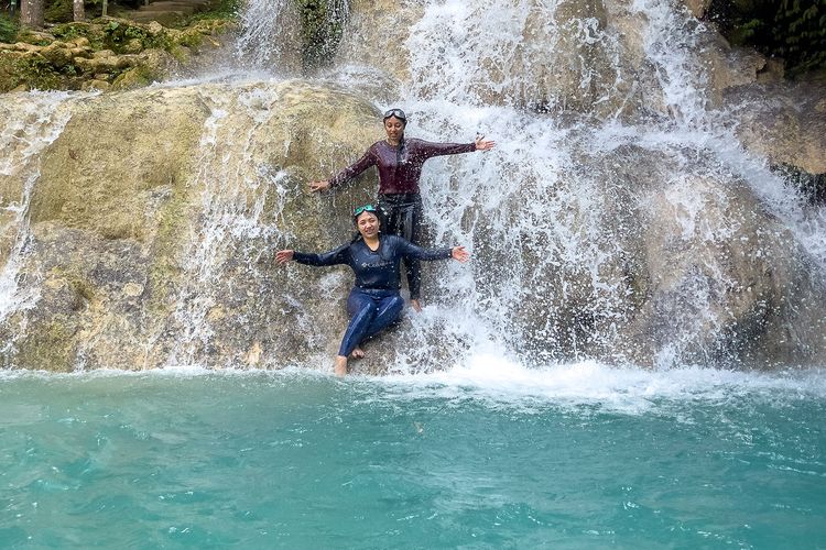 Wisatawan di Sungai Mudal, Kulon Progo, Yogyakarta.