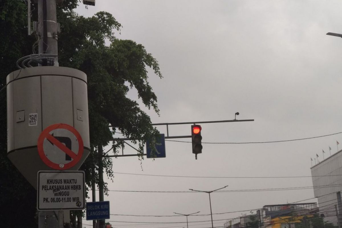 Kondisi perempatan Rawamangun. Perempatan ini menjadi rencana penempatan kameran CCTV untuk ETLE.