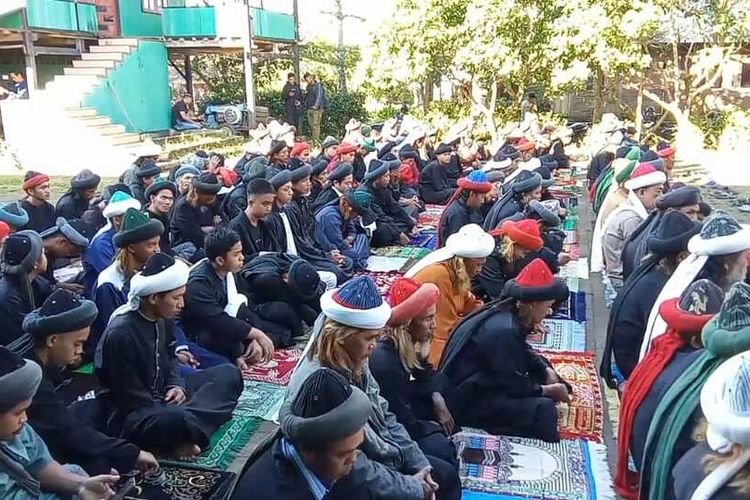 Ratusan jemaah An Nazir di Kabupaten Gowa, Sulawesi Selatan menggelar ibadah idul adha. Kamis, (5/6/2025).