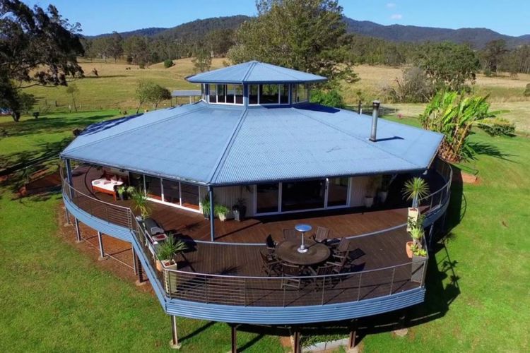 Pemilik rumah pertama, Buckminster Fuller membangun rumah yang dapat berputar dengan tujuan agar rumah selalu terkena sinar matahari di berbagai musim.