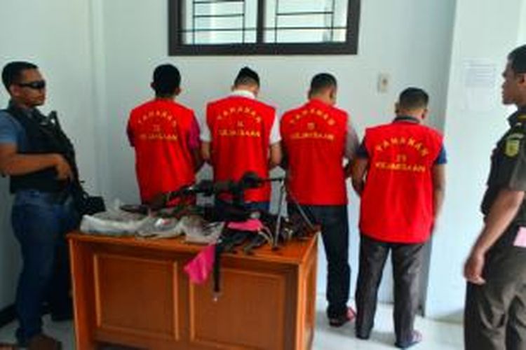 Aparat Kepolisian Resort Lhokseumawe, Aceh menyerahkan empat tersangka yang diduga terlibat sejumlah penculikan menggunakan senjata api ke Kejaksaan Negeri Lhoksukon, Aceh Utara, Kamis (6/8/2015) sekitar pukul 15.00 WIB. 