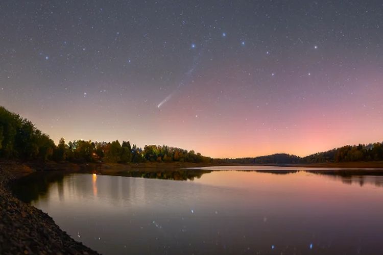 Komet Lemmon dan ekornya yang tercabik dipotret dari tepi Danau Se? di Ceko. 