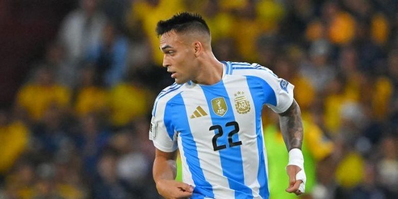 Willian Pacho berebut bola dengan Lautaro Martinez dalam pertandingan Kualifikasi Piala Dunia 2026 antara Ekuador vs Argentina di Stadion Monumental Banco Pichincha di Guayaquil, Ekuador pada 9 September 2025. (Foto oleh Rodrigo BUENDIA / AFP)