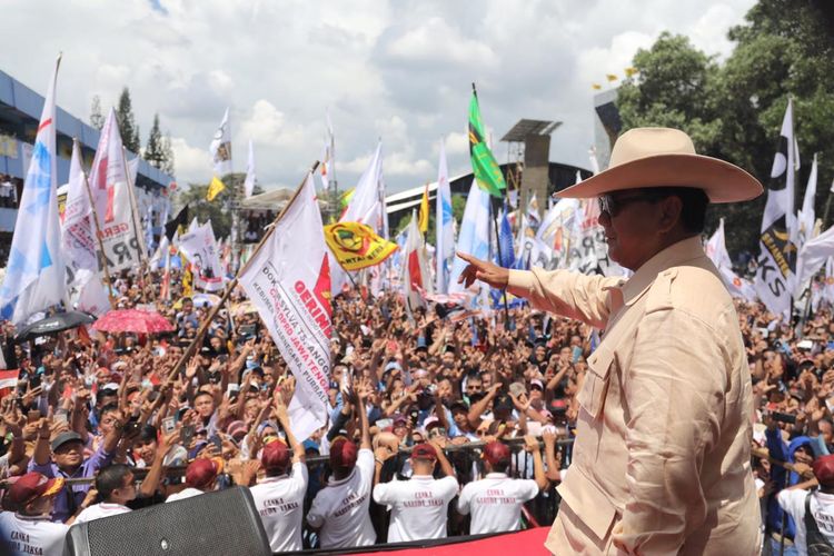 Calon presiden nomor urut 02 Prabowo Subianto saat berkampanye di GOR Satrio, Purwokerto, Jawa Tengah, Senin (1/4/2019).