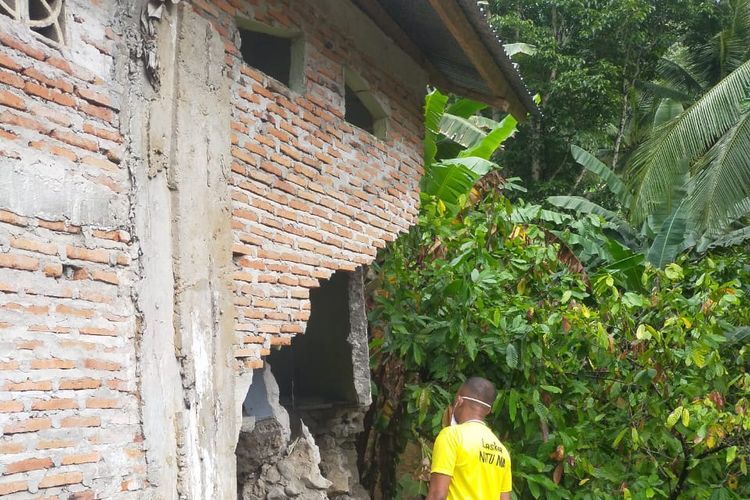 Salah satu rumah warga mengalami kerusakan akibat diterjang longsor yang terjadi di Kecamatan Kelimutu, Kabupaten Ende, Provinsi Nusa Tenggara Timur, Minggu (1/8/2021).