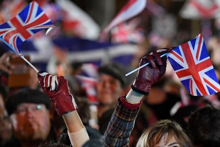 Suporter Brexit mengibarkan bendera Union Jack di Parliamentary Square, London, pada 31 Januari 2020. Brexit akan mempunyai dampak besar ke Inggris Raya tak terkecuali ke Premier League dan Liga Inggris.