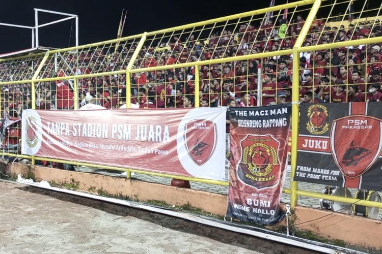 Ribuan suporter PSM Makassar memenuhi stadion sejak sore untuk menyaksikan pertandingan terakhir Liga 1 2022-2023 melawan Borneo FC di Stadion Gelora BJ Habibie Parepare, Minggu (16/4/2023) malam. PSM mengunci juara sejak pekan ke-32 usai menang melawan Madura United, Jumat (31/3/2023) lalu.