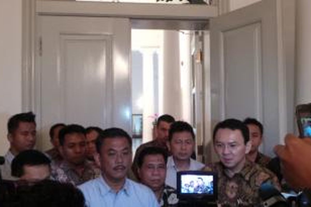 Gubernur DKI Jakarta Basuki Tjahaja Purnama (kanan) bersama Ketua DPRD DKI Prasetio Edi Marsudi (kiri), di Balai Kota, Kamis (19/3/2015). 