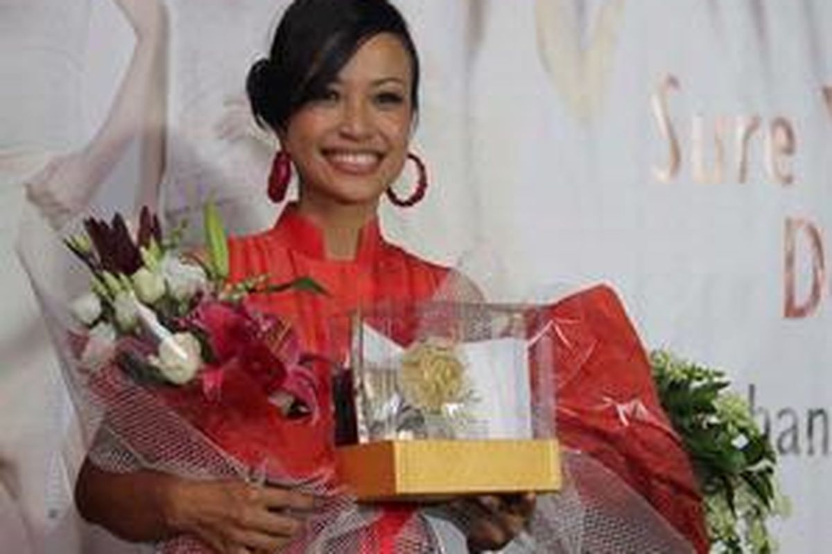 Ira Lathief pemenang kategori Weight Loss Challenge sebagai juara utama dan juara favorit, berhasil menurunkan berat badan 5 kilogram selama dua bulan dengan disiplin olahraga dan mengatur pola makan.