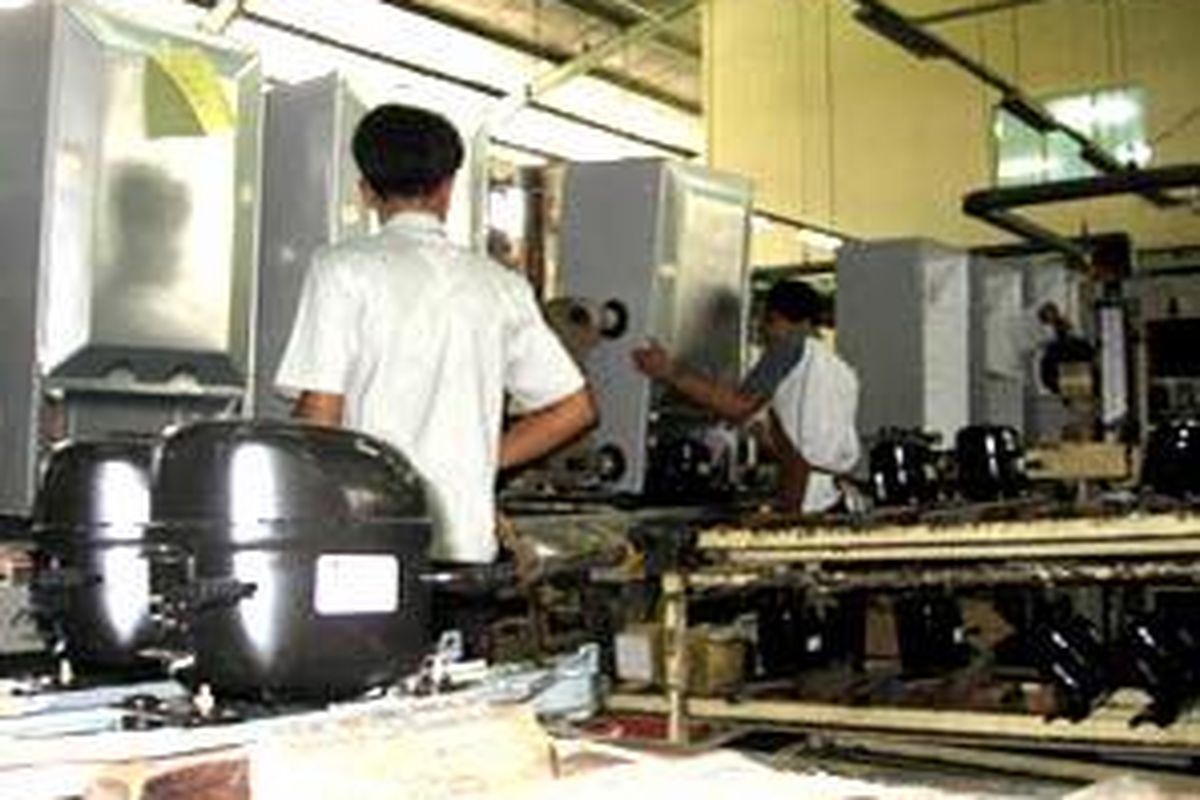 Mesin siap dipasang di bagian bawah kulkas di pabrik Sharp Electronics Indonesia (SEID), kawasan Cakung, Jakarta Timur.