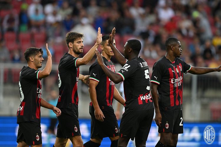 Pemain AC Milan merayakan gol pada laga uji coba kontra tim Austria, Wolfsberger AC, yang dihelat di Hypo-Arena atau Worthersee Stadium, Austria, Kamis (28/7/2022) dini hari WIB. Pertandingan Wolfsberger vs Milan berakhir 0-5 untuk kemenangan Rossoneri. Terkini, AC Milan akan melanjutkan perjuangan pada pekan ketiga Liga Italia 2022-2023 kontra Bologna. Laga AC Milan vs Bologna dijadwalkan berlangsung di Stadion San Siro pada Minggu (28/8/2022) dini hari WIB.