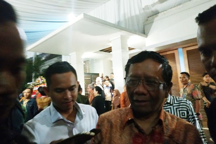 Menko-Polhukam Mahfud MD usai menghadiri syukuran para menteri terpilih dari KAHMI di Kebayoran Baru, Jakarta Pusat, Kamis (21/11/2019).