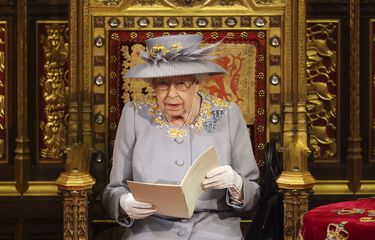 Ratu Elizabeth II dari Inggris menyampaikan pidato di House of Lords selama Pembukaan Parlemen di Istana Westminster di London, Selasa 11 Mei 2021.