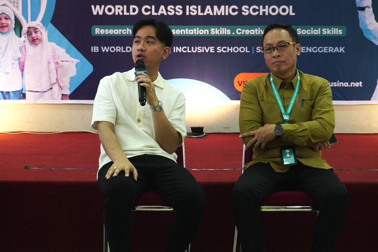 Wali Kota Solo sekaligus Wapres terpilih 2024, Gibran Rakabuming Raka dalam acara World Class Islamic School di SD Al Firdaus Solo, Jawa Tengah pada Senin (27/5/2024).