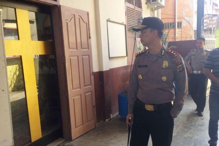 Kapolres Lhokseumawe AKBP Ari Lasta meninjau pengamanan yang dilakukan polisi di salah satu gereja, kawasan Pusong, Kecamatan Banda Sakti, Kota Lhokseumawe, Minggu (13/6/2018)