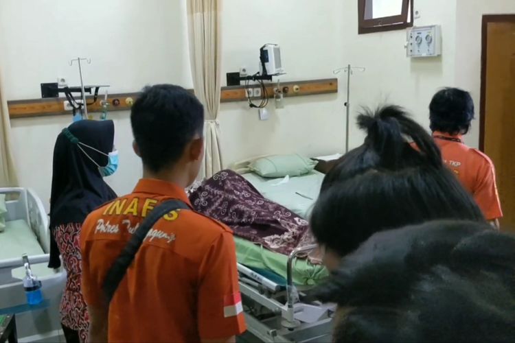 Tim Inafis Satreskrim Polres Tulungagung melakukan penyelidikan terhadap jenazah korban tewas diduga setelah latihan pencak silat, Rabu (22/11/2023)