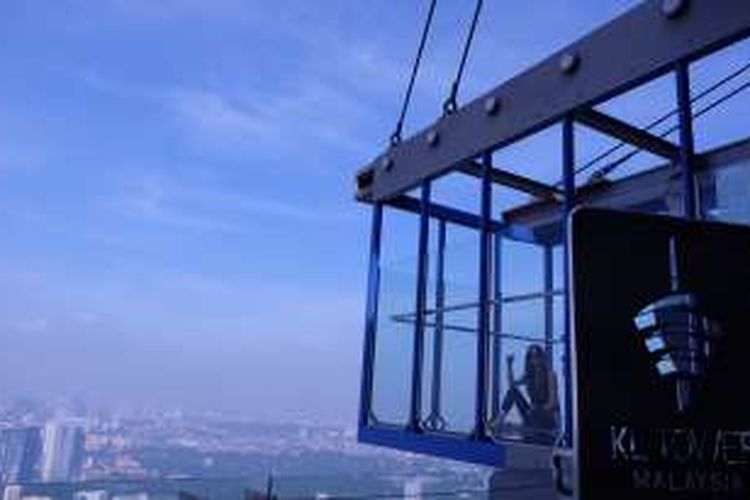 Pengunjung berpose di Sky Box, Kuala Lumpur, Malaysia.