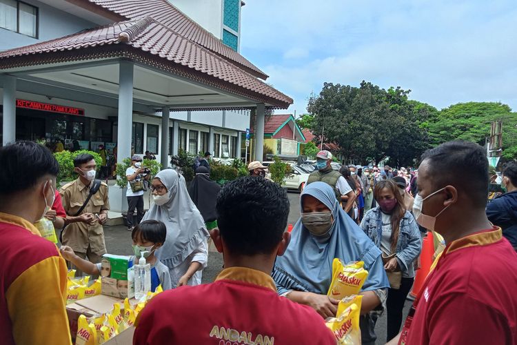 Operasi pasar menjual minyak goreng dengan harga murah di Pamulang, Tangerang Selatan, Selasa (11/1/2022).