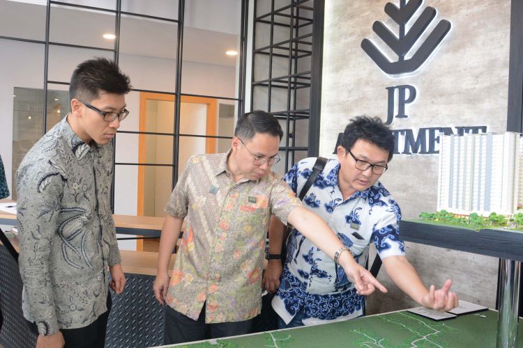 Andy K Natanael, pendiri Projek dan Proviz; Okie Imanto, Chief Executive Officer  (CEO) Greenwoods Group, serta Arief Soemarko, Direktur JP Apartment saat
melihat maket JP Apartment, Rabu (25/7/2018). Untuk mempercepat penjualan proyek JP Apartment Greenwoods Group menggandeng aplikasi pemasaran  online  Projek 6 agen  properti waralaba.  