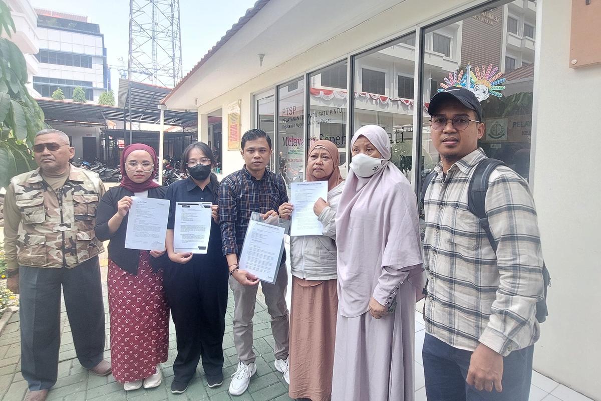 Tim advokasi Septia Dwi Pertiwi, buruh yang dilaporkan oleh pengusaha Jhon LBF, memberikan surat penangguhan penahanan ke Kejaksaan Negeri Jakarta Pusat, Selasa (27/8/2024).