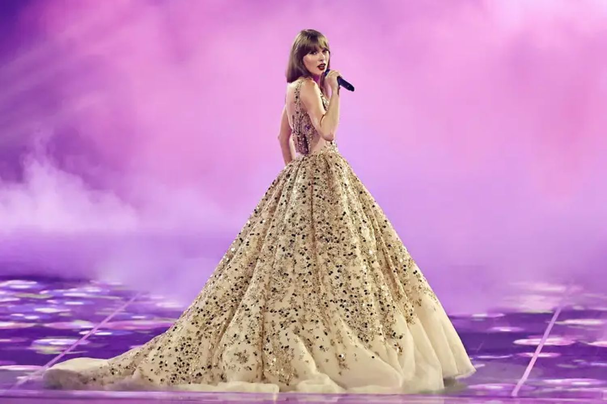 Gaun hasil rancangan desainer busana kakak beradik Nicole dan Felicia Chang yang dipakai Taylor Swift saat Eras Tour. 