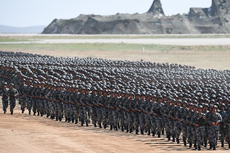 Barisan tentara China saat parade militer di Zhurihe di China utara, Juli 2017 lalu. Presiden Xi yang kembali mengumpulkan tentaranya, Rabu (3/1/2018) mengingatkan pasukannya untuk selalu siap tempur.