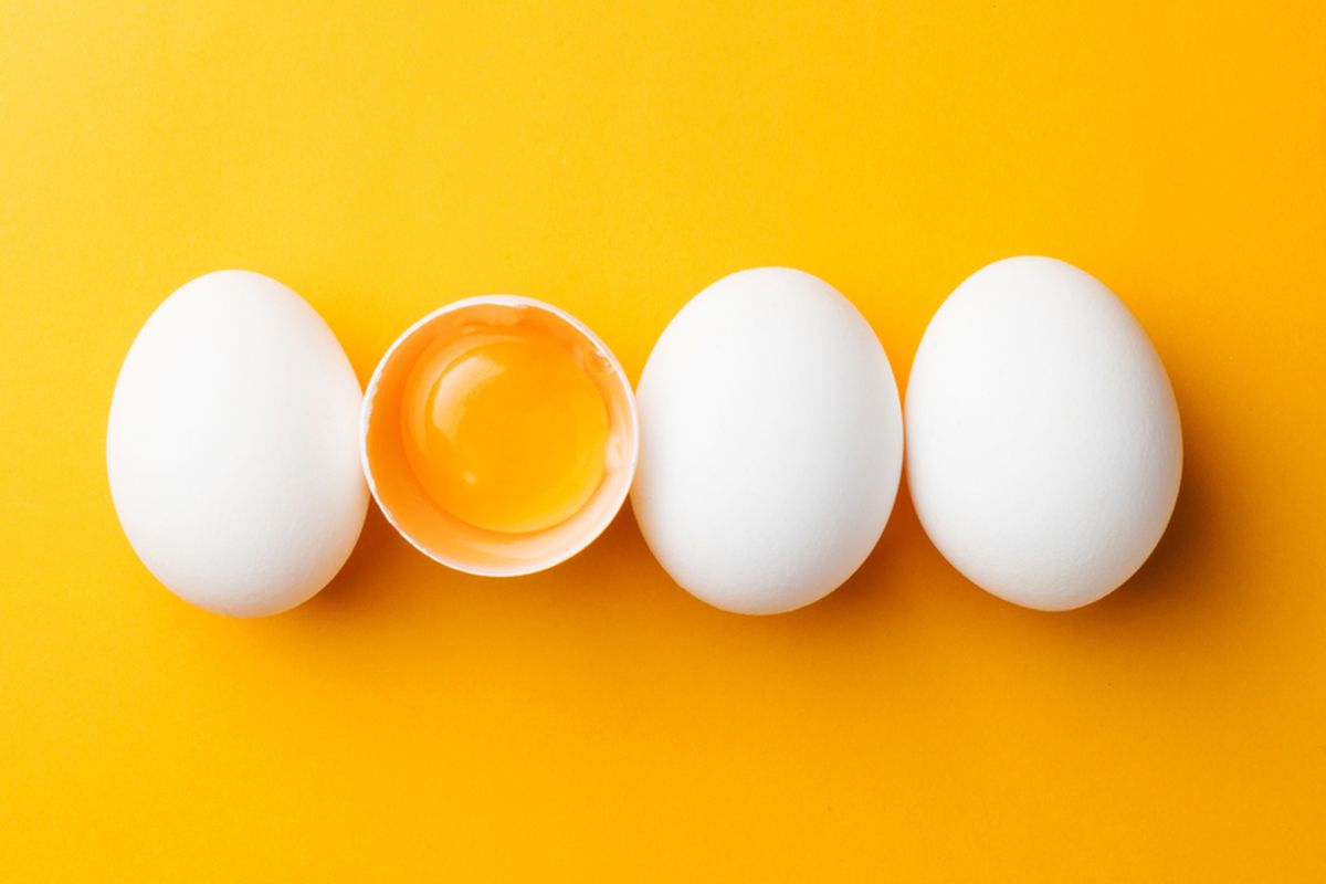 Ilustrasi telur. Putih telur adalah sumber protein berkualitas tinggi, sedangkan kuning telur mengandung banyak vitamin dan mineral penting yang diperlukan tubuh, namun sangat tinggi kolesterol. 