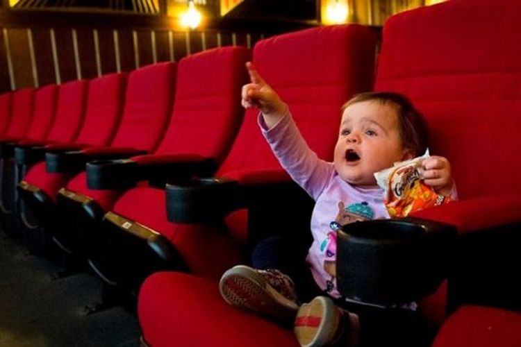 Ilustrasi bayi nonton film di bioskop