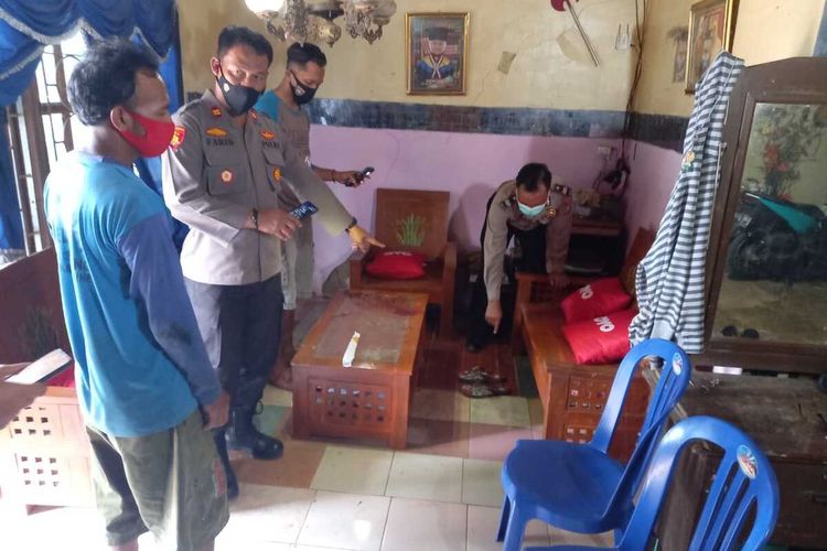 Lokasi kejadian perkara penganiayaan dengan parang di rumah korban warga Desa Tulakan. Penganiayaan oleh JIM kepad atetangganya sendiri dipicu oleh hutang piutang.