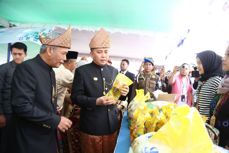 Penjabat (Pj) Gubernur Sumatera Selatan (Sumsel) Agus Fatoni meninjau langsung operasi pasar di Lapangan Sepak Bola Segitiga Mas, Kabupaten Ogan Komering Ilir (OKI), Sumsel, Rabu (11/10/2023).