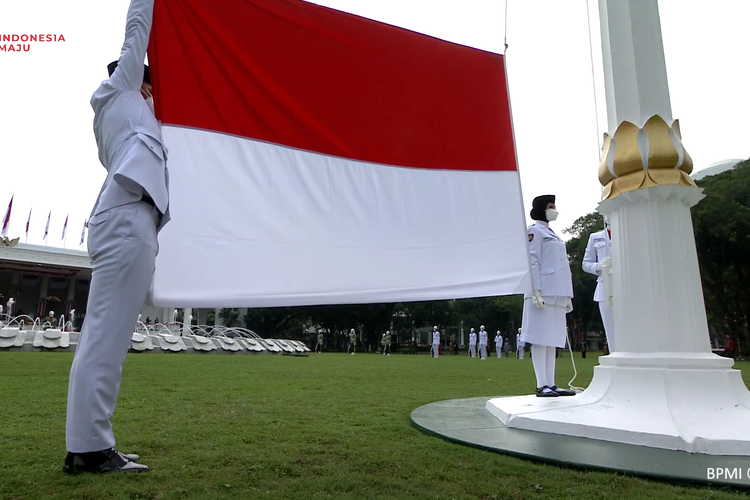 Paskibraka mengibarkan bendera merah putih di Istana, Senin (17/8/2020).