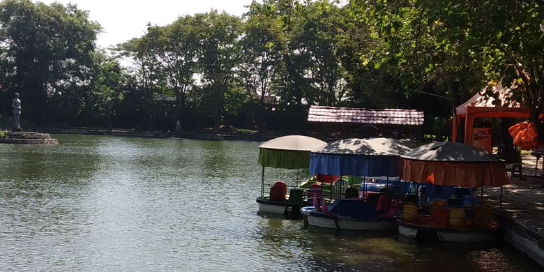 Taman air untuk wahana naik perahu di Taman Balekambang Solo, Jawa Tengah.