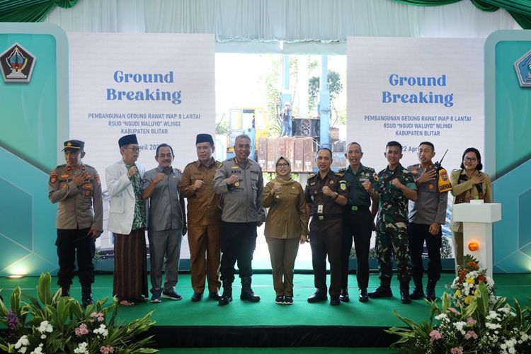 Rini bersama sejumlah pihak yang hadir di kegiatan groundbreaking pembangunan gedung rawat inap 8 lantai RSUD Ngudi Waluyo Wlingi.