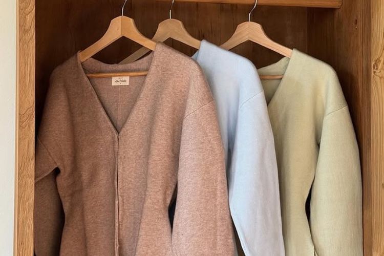 Cardigan kini jadi fashion esensial. Intip 7 rekomendasi brand lokal dengan bahan lembut, nyaman, dan desain stylish untuk berbagai gaya.